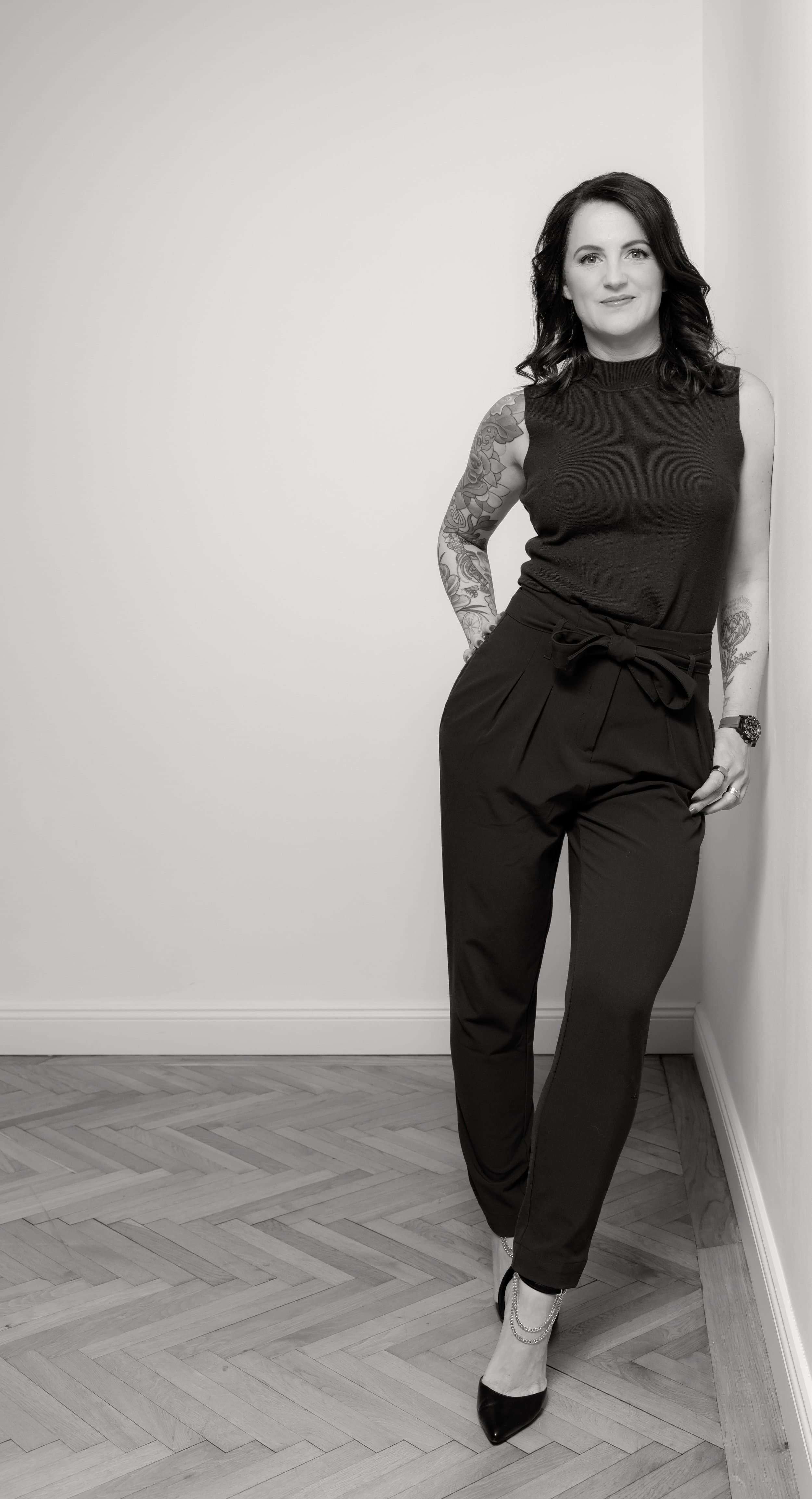 Jessica Deike, die Projektpilotin, an eine Wand gelehnt