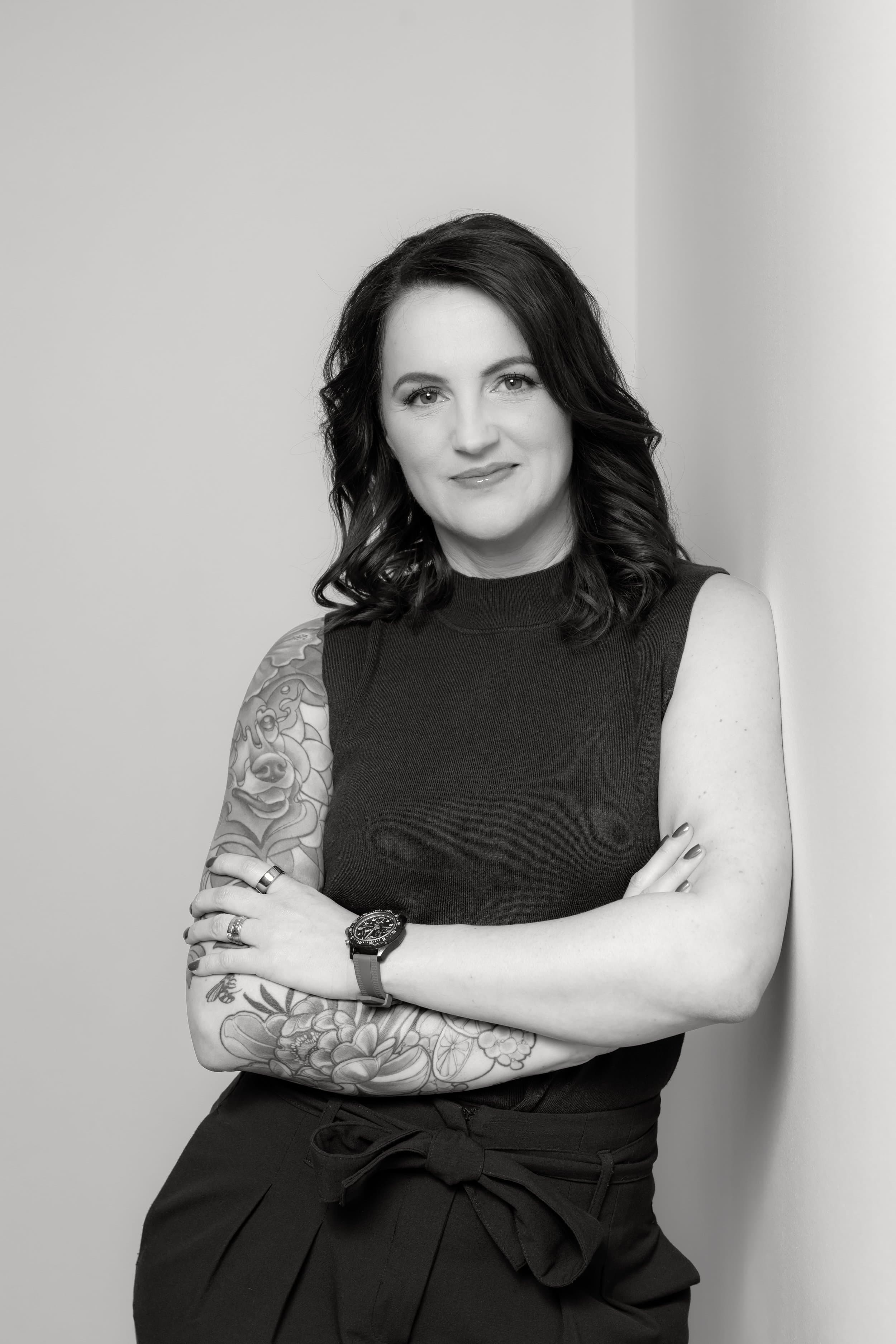Jessica Deike mit verschränkten Armen